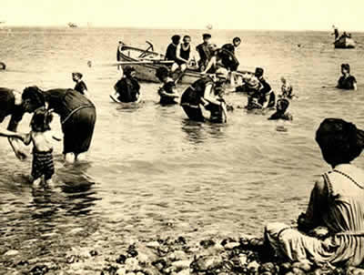 Os banhos de mar foram primordialmente adotados como tratamento de saúde